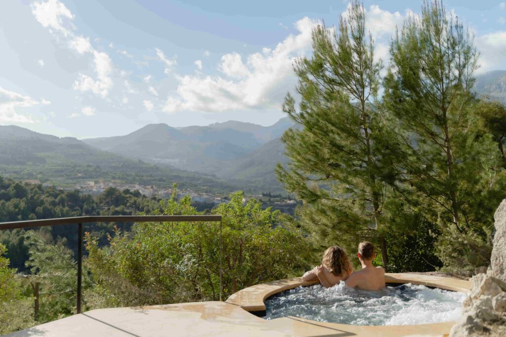 Pareja en jacuzzi exterior premium pool suite
