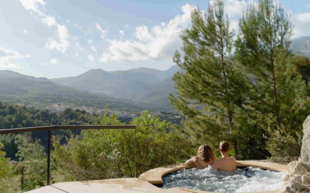Pareja en jacuzzi exterior premium pool suite