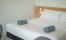 Cama pool suite