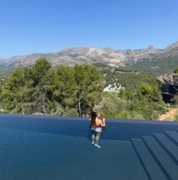 Cóctel en piscina infinity