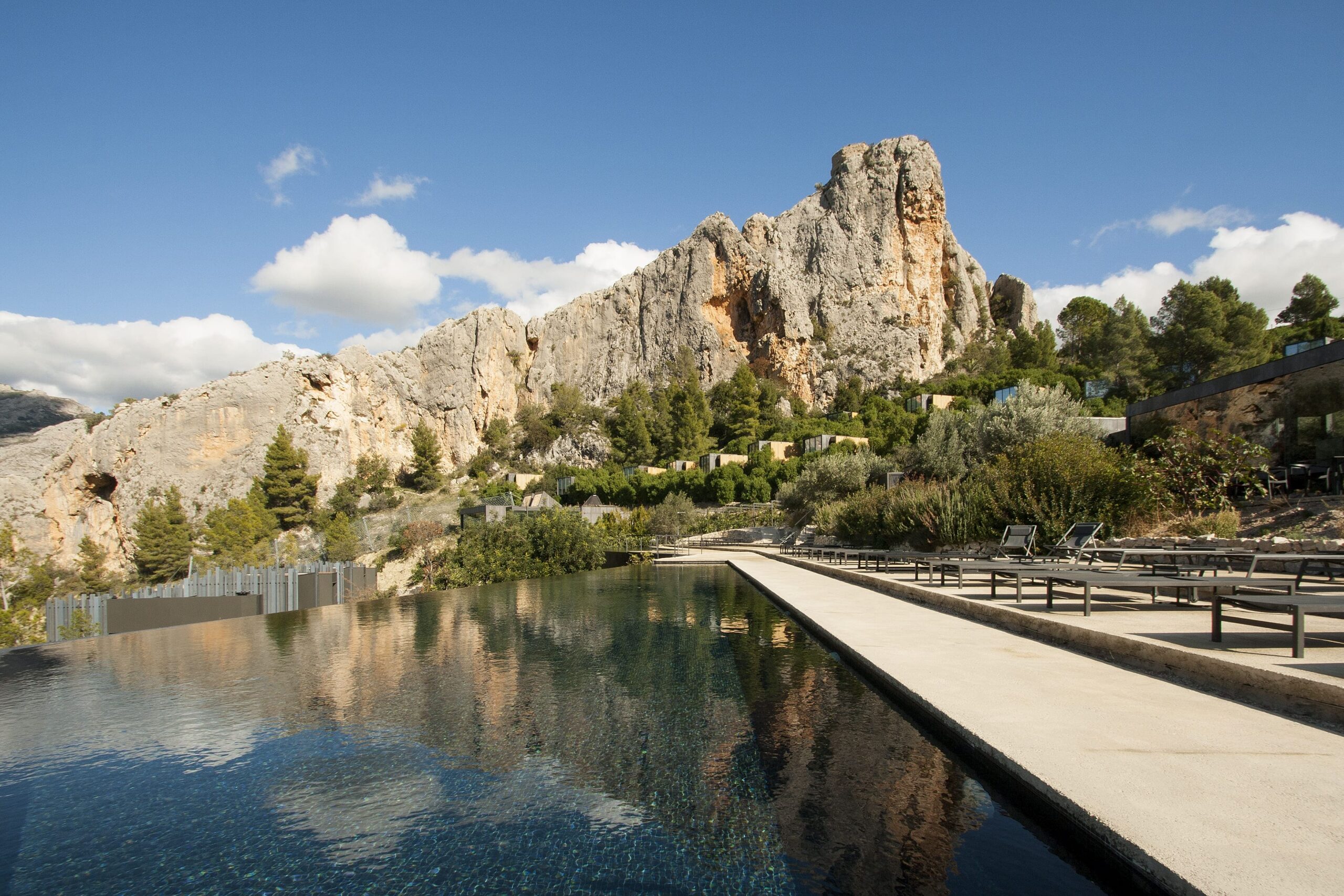 Piscina Infinita exterior con vistas hacia la naturaleza en VIVOOD