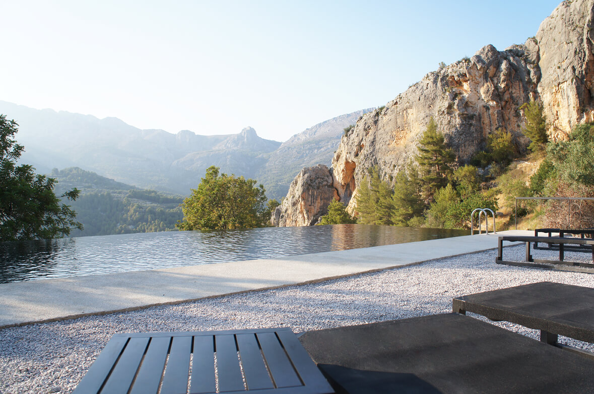 infinity swimming pool Hotel Vivood