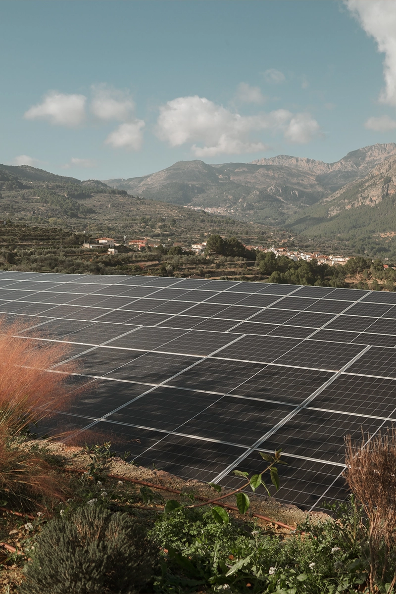 Instalación de placas solares en VIVOOD Landscape Hotel con el valle de Guadalest de fondo.
