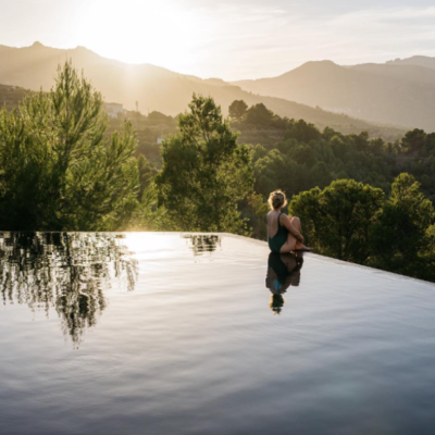 atardecer piscina infinity