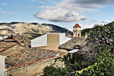 Benimantell pueblo en la montaña