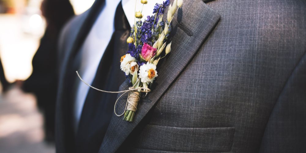 Traje del novio en boda de lujo en la costa blanca vivood
