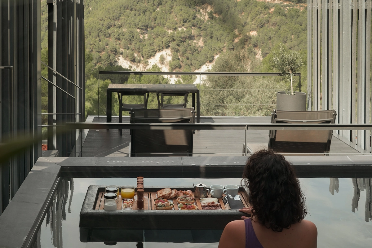 Desayuno BreakSlow servido en la habitación con vistas al Valle de Guadalest