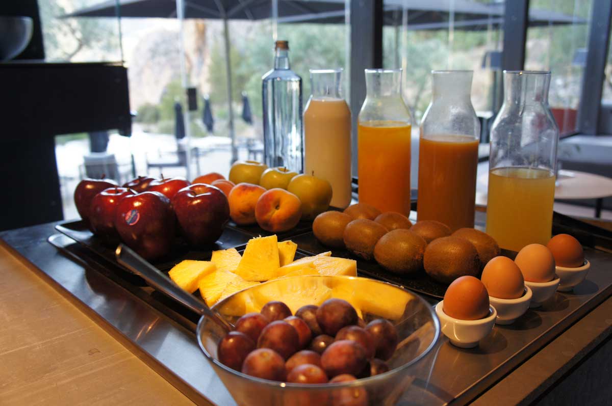 fruta y zumos para desayunar