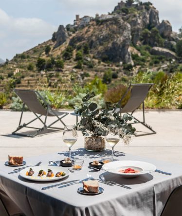 Mesa exterior de restaurante con vistas a la montaña