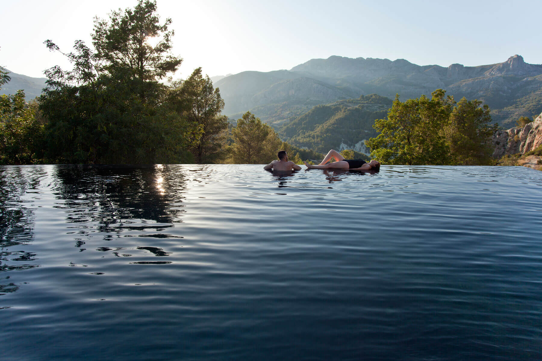 piscina de hotel infinity pool al atardecer - Vivood.com