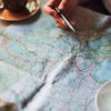 mapa con boli cafe y camara