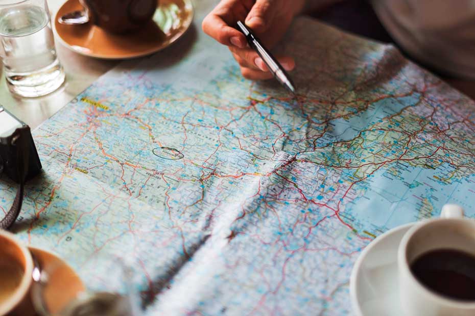 mapa con boli cafe y camara