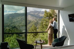 pareja en interior disfrutando las vistas premium pool suite
