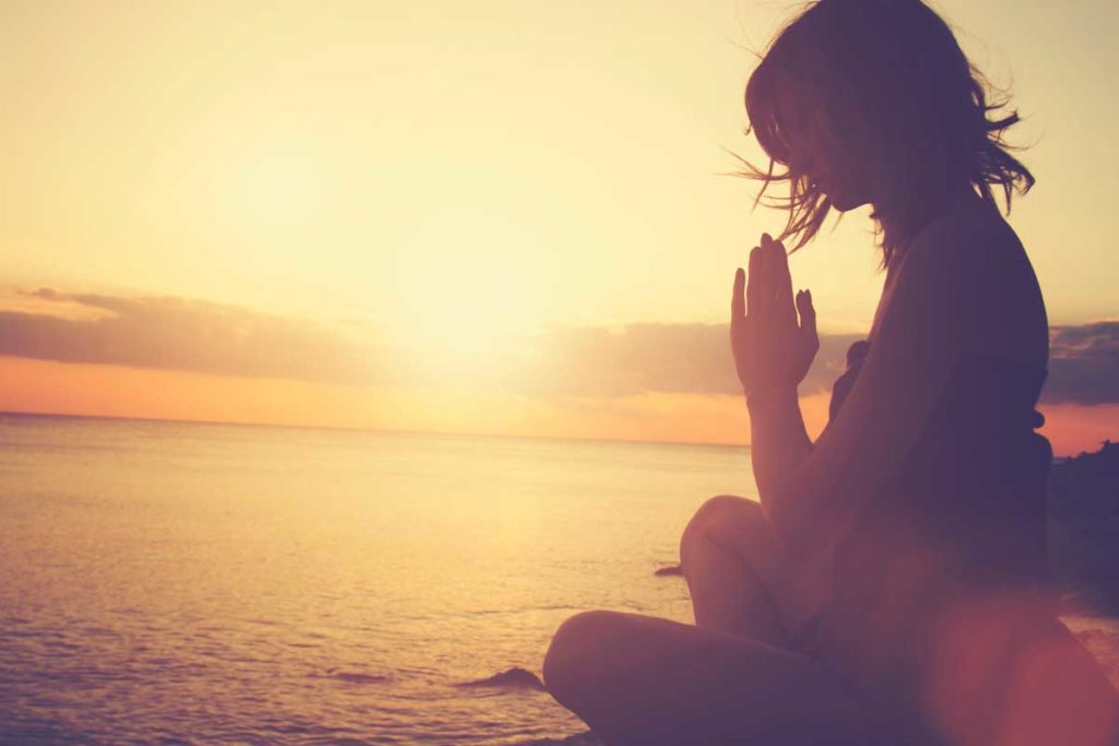 yoga frente al mar