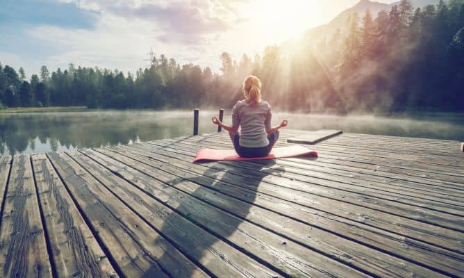 Mujer meditando en la orilla, VIVOOD Hotels