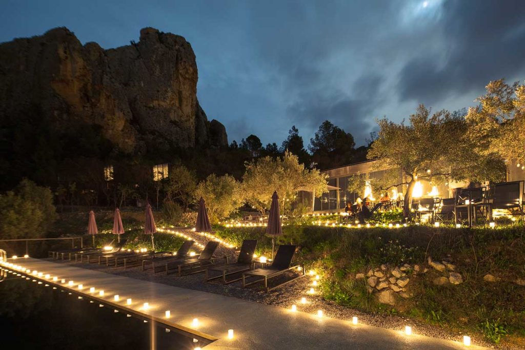 noche romántica de las velas en hotel de lujo