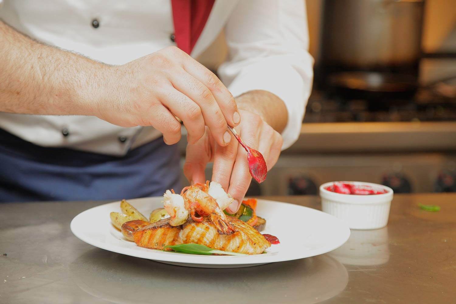 cocinero elaborando un plato Hotel Vivood