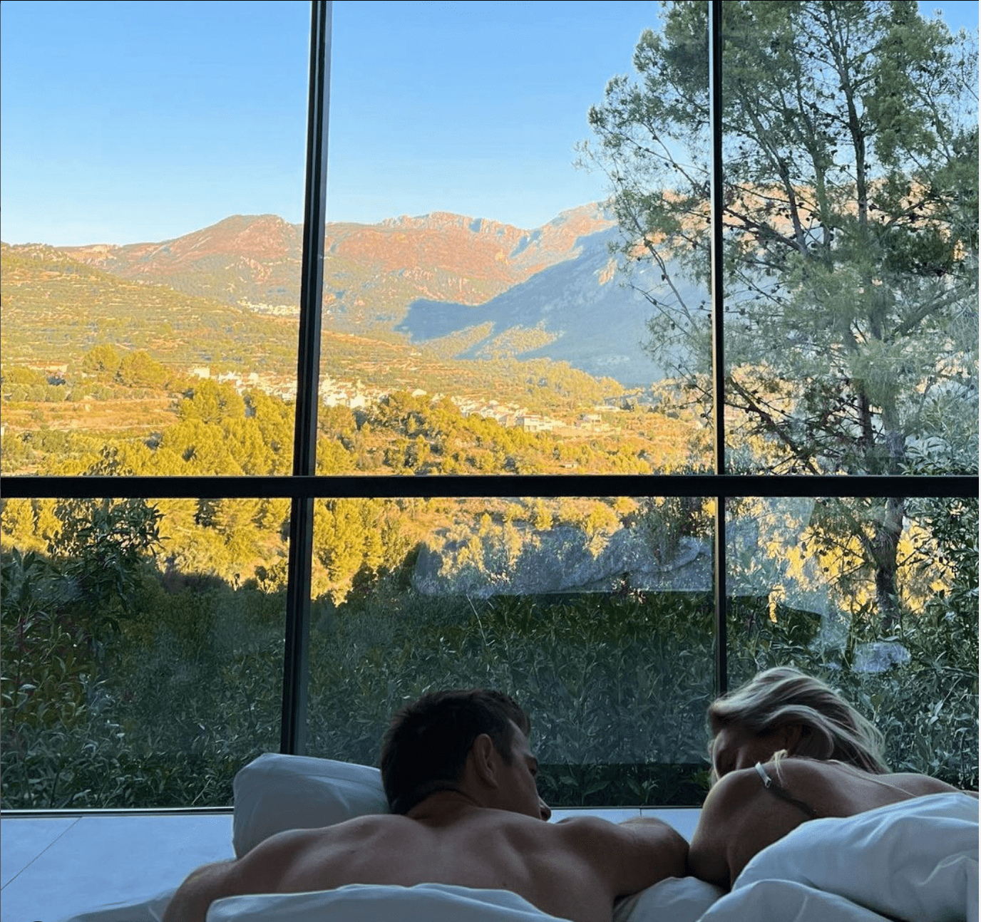 Pareja despertando con la maravillosa vista de la naturaleza en VIVOOD