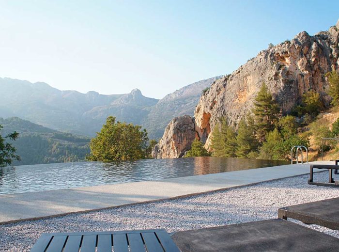 piscina panorámica con vistas montaña