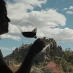 Disfrutando de una copa de vino en Restaurante ConTemple con vistas al Castillo de Guadalest