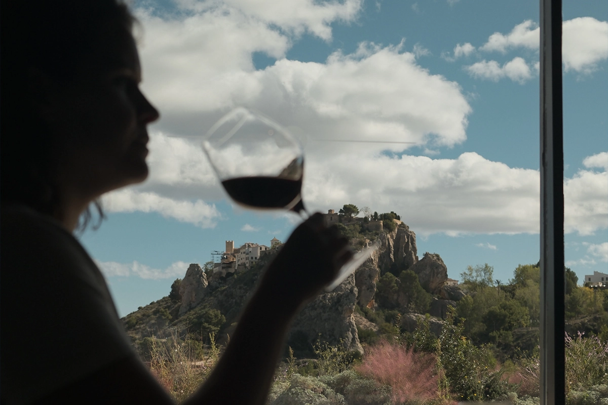 Disfrutando de una copa de vino en Restaurante ConTemple con vistas al Castillo de Guadalest