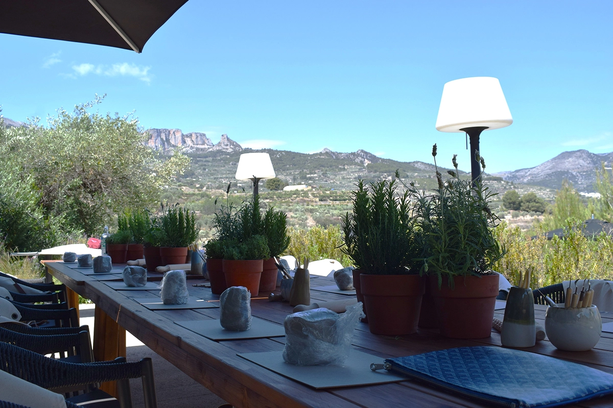 Mesa exterior preparada para una actividad creativa de team building con vistas a la montaña en VIVOOD.