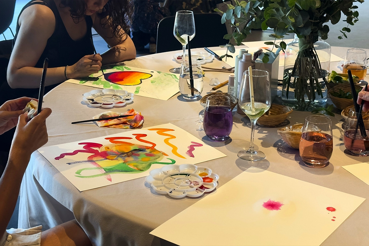 Participantes pintando en grupo durante un taller artístico de team building.