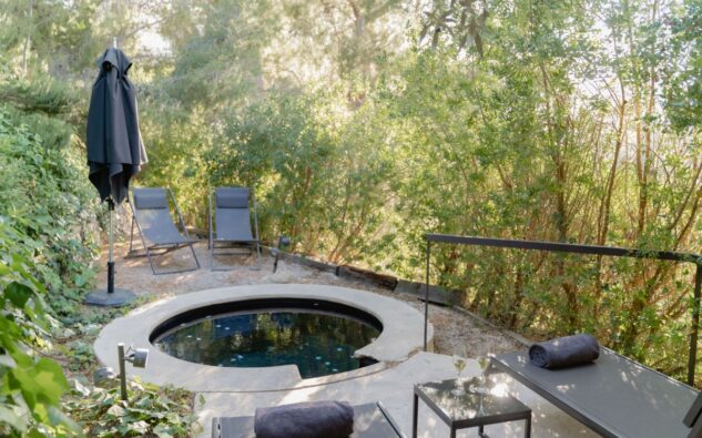 Vistas a terraza exterior pool suite entre arboles