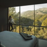 Chica viendo las vistas de las villas des dela habitación del Hotel VIVOOD