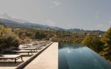 Piscina Infinity al exterior con vistas a la naturaleza en VIVOOD